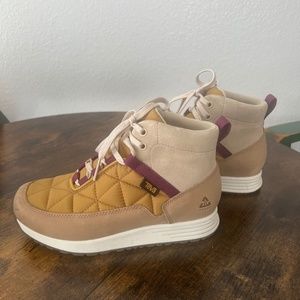 Teva Women’s Hiking Boot size 6